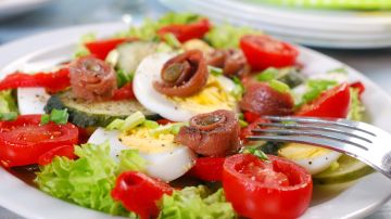 plato de ensalada con anchoas tomate y huevo