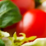 plato con ensalada de sardinas con tomate