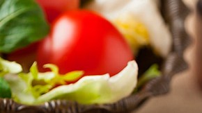 plato con ensalada de sardinas con tomate