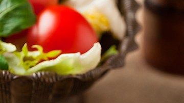 plato con ensalada de sardinas con tomate