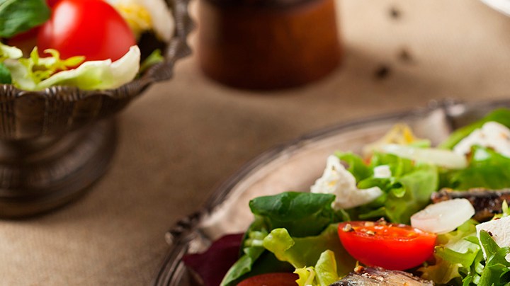 plato con ensalada de sardinas con tomate