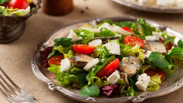 plato con ensalada de sardinas con tomate