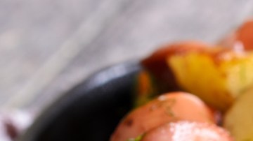 Papas al horno con salchichas