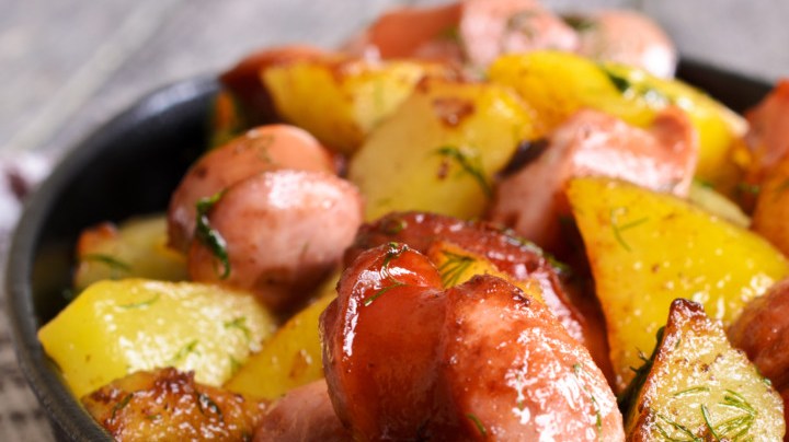 Papas al horno con salchichas