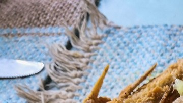 Pescado frito con tostones y ensalada