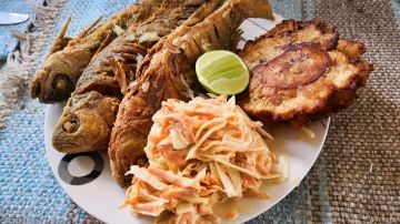 Pescado frito con tostones y ensalada