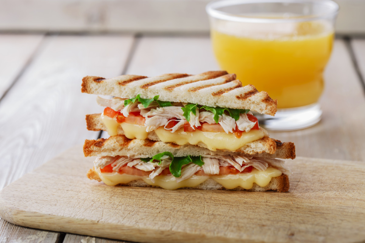 Sándwich de pollo con queso derretido