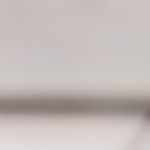 sándwich de pollo con queso y un vaso de jugo de naranja