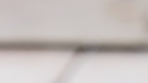 sándwich de pollo con queso y un vaso de jugo de naranja