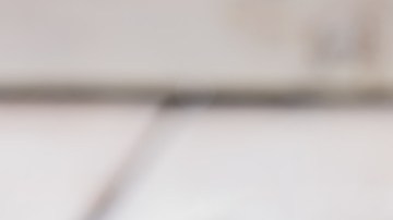 sándwich de pollo con queso y un vaso de jugo de naranja