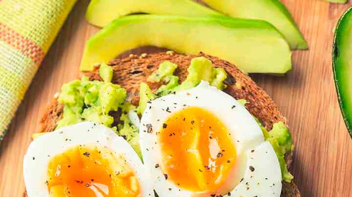 tosta de aguacate con huevo