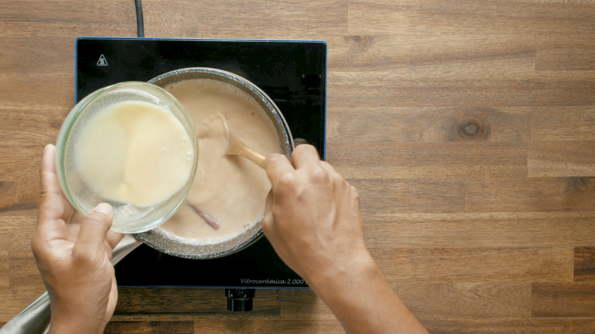Cómo hacer atole de cajeta, súper fácil - Comedera - Recetas, tips y consejos para comer mejor.