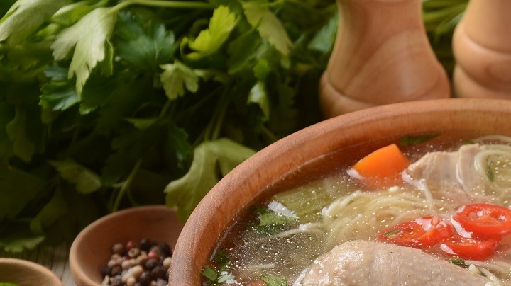 Sopa de pollo peruana