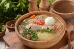 Sopa de pollo peruana