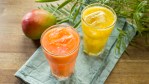 2 vasos con agua de mango