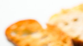 plato con mini tostas de gambas