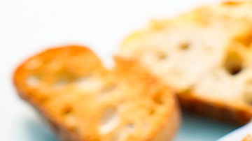 plato con mini tostas de gambas