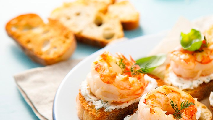 plato con mini tostas de gambas