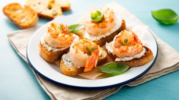 plato con mini tostas de gambas