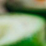 recipiente de vidrio con salsa de aguacate con yogurt