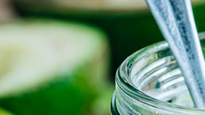 recipiente de vidrio con salsa de aguacate con yogurt