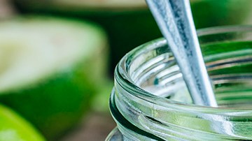 recipiente de vidrio con salsa de aguacate con yogurt