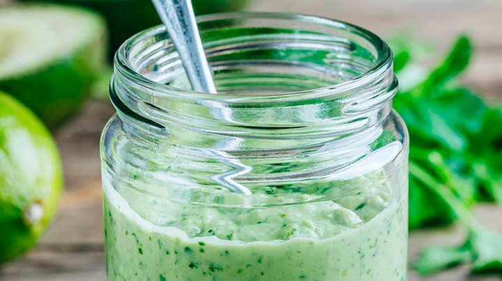 recipiente de vidrio con salsa de aguacate con yogurt