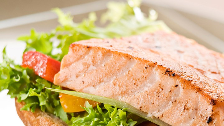 sandwich de salmón cocido