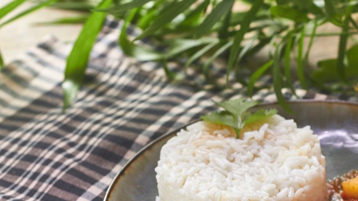 Bistec en salsa roja con papas