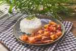 Bistec en salsa roja con papas