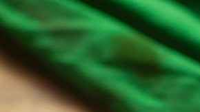 Caldo de pollo con aguacate y limón