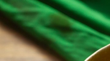 Caldo de pollo con aguacate y limón