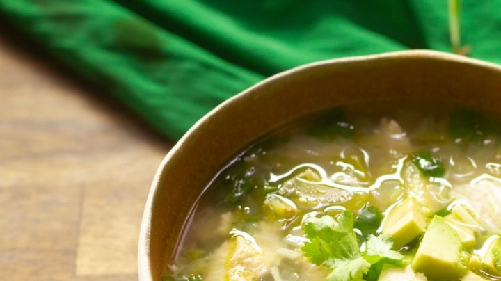 Caldo de pollo con aguacate y limón