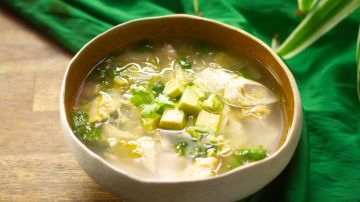 Caldo de pollo con aguacate y limón