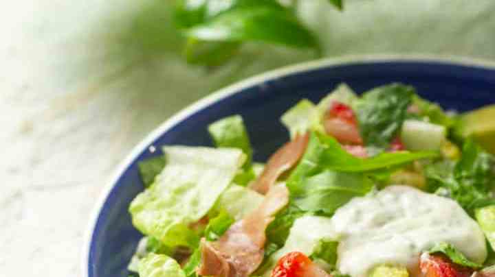 Ensalada de fresas y aguacate. Paso a paso