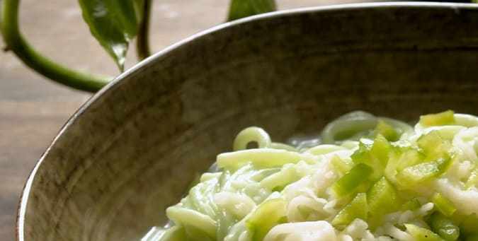 Espaguetis con crema de chile jalapeño