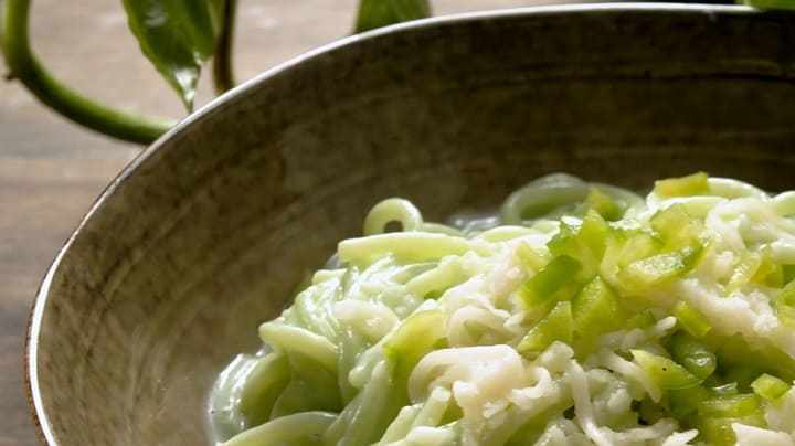 Espaguetis con crema de chile jalapeño