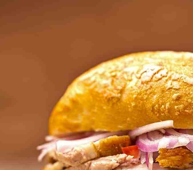 Pan con chicharrón limeño