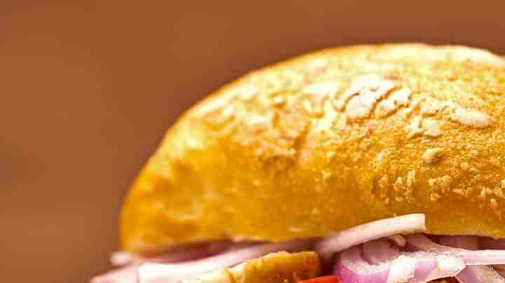 Pan con chicharrón limeño