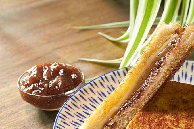 Sándwich caliente de mermelada de higos