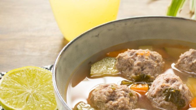 caldo de albondigas con verduras