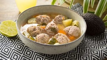 caldo de albondigas con verduras