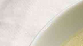 plato de crema de puerros con espinacas.