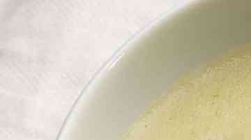 plato de crema de puerros con espinacas.