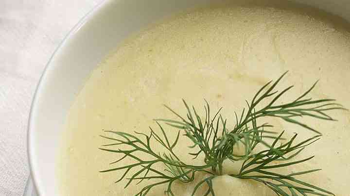 plato de crema de puerros con espinacas.