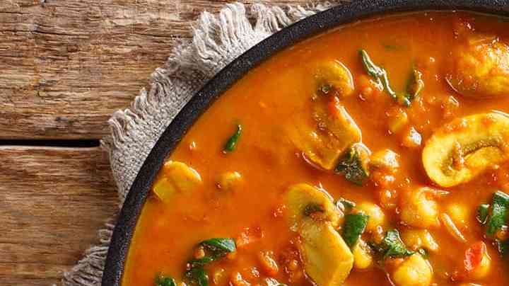 cazuela con curry vegano de garbanzos