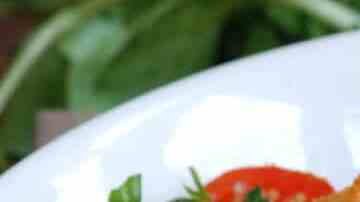 Plato con ensalada de garbanzos con pollo