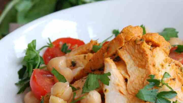 Plato con ensalada de garbanzos con pollo