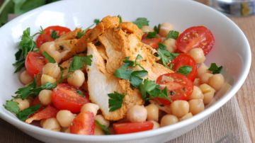 Plato con ensalada de garbanzos con pollo