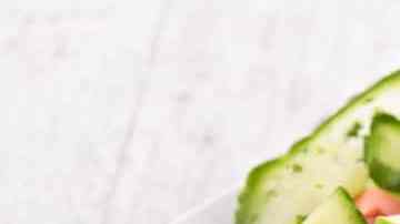 plato con ensalada de pepino con tomate
